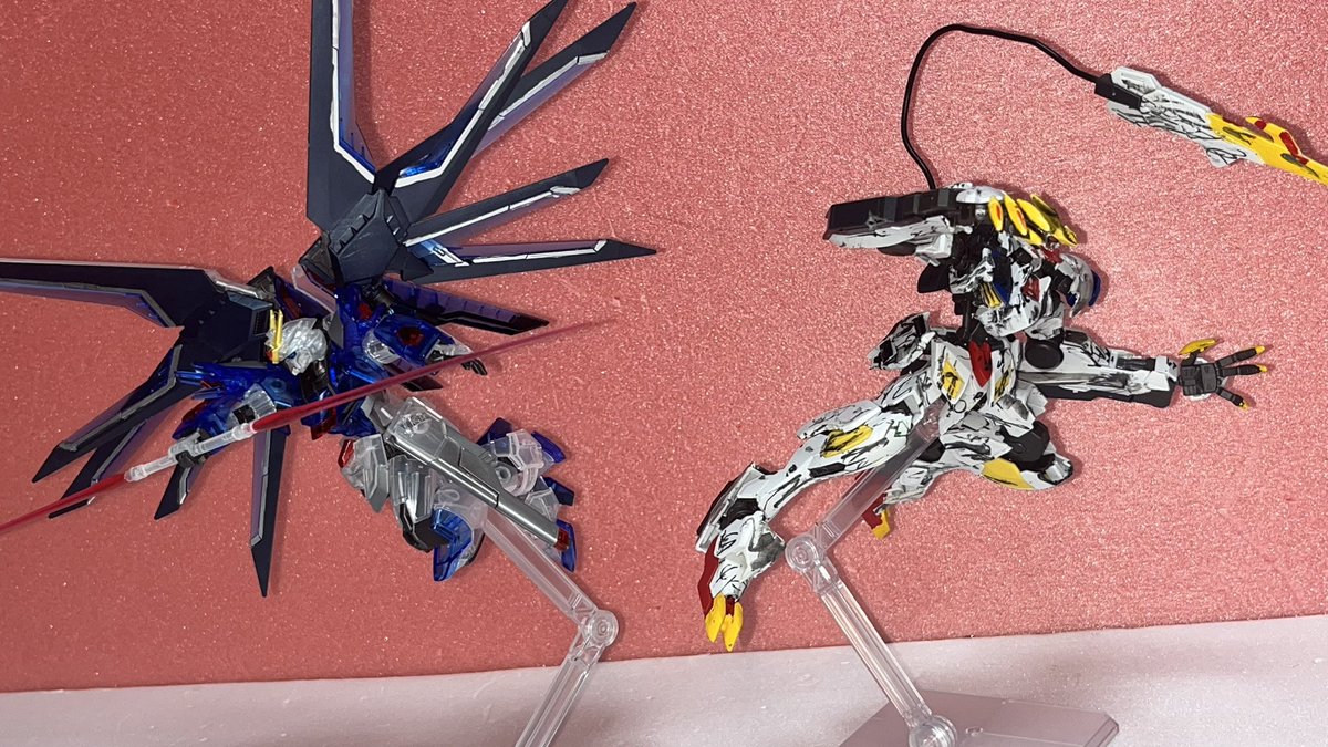 EFAB0Mpq4AzNkQ7's tweet photo. 掛け合い
三日月「戦いを止める為に戦うなんて、矛盾にも程があるな、あんた・・」
キラ「誰かがやらないといけないと思った。だから僕がやらなくちゃ・・！」
連携
三日月「キラさん、俺はあんたの覚悟にこの身をかけようと思っている」
キラ「気持ちだけは受け取っておくよ、三日月君。」
＃ガンプラ https://t.co/4pIdX3EYLM