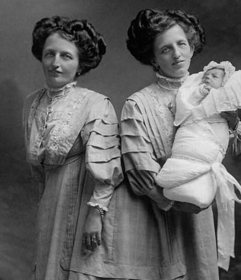 Srostlé sestry Blažkovy - trocha dobového bulváru od mojí kolegyně Moniky, se kterou tvoříme Předcůvky. 

Pokud vás zajímá téma rodokmenů a pátrání po předcích, budeme rády, když nás podpoříte a blog si předplatíte: predcuvky.gazetis.to/trocha-doboveh…