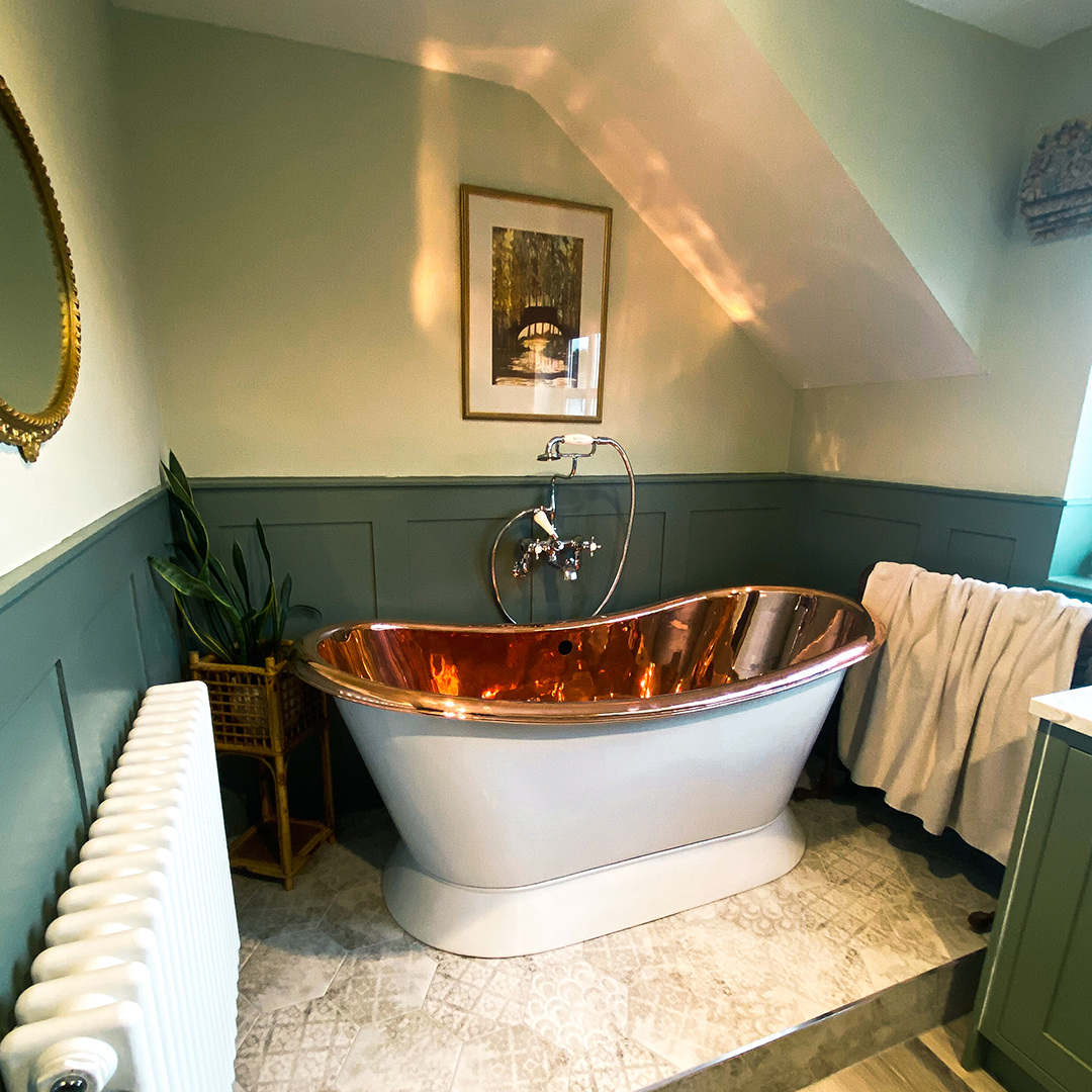 A copper bath is such a statement piece, the perfect option for that luxurious feel! Featuring the Copper Bateau with a copper interior and a painted exterior 🤍 🛁 #copperbaths #luxurybaths #hurlinghambaths #bathing #selfcare #bespokebaths #bathroominspo