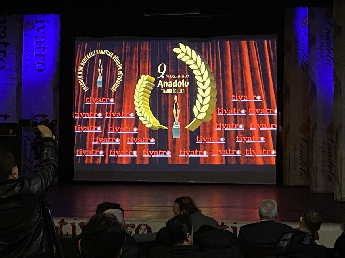 Genel Sanat Yönetmenimiz Burhan Akçin, Tiyatro Gazetesinin düzenlemiş olduğu “9. Uluslararası Anadolu Tiyatro Ödülleri”nde AÇOK ÖZEL ödülünü, Ümit Denizer’in elinden aldı.