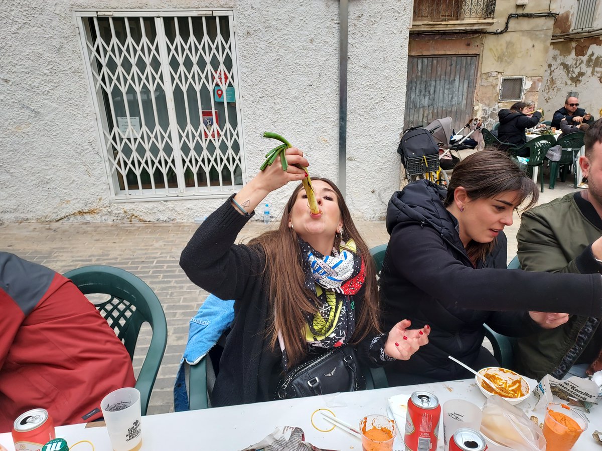 Aplec_CdT's tweet photo. 🎉 Ací teniu un xicotet recull de fotos de la VII Calçotada Popular de Camp de Túria! 🌱 Un cop més, vam gaudir totes juntes d'un dia ple de comarca, de cultura popular, d'estima i, per descomptat, de calçots. Gràcies a totes per fer-ho inoblidable!

#CampDeTúria #Calçotada https://t.co/sg2PZtFu2U