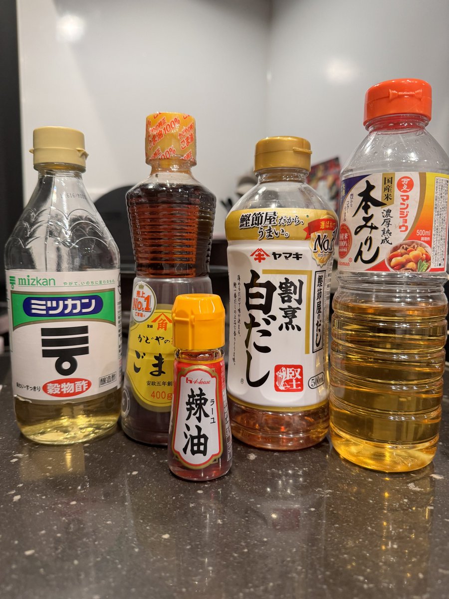 chocoha25's tweet photo. いつもの餃子のタレに飽きたらコレ。白だし,お酢,みりんを1:1:1 入れてごま油とラー油を少し垂らして完成。白だしとごま油が絶妙なマッチしてどハマりするから是非やってみて。 https://t.co/dTEjC4xxte