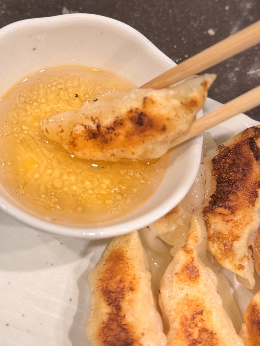 chocoha25's tweet photo. いつもの餃子のタレに飽きたらコレ。白だし,お酢,みりんを1:1:1 入れてごま油とラー油を少し垂らして完成。白だしとごま油が絶妙なマッチしてどハマりするから是非やってみて。 https://t.co/dTEjC4xxte