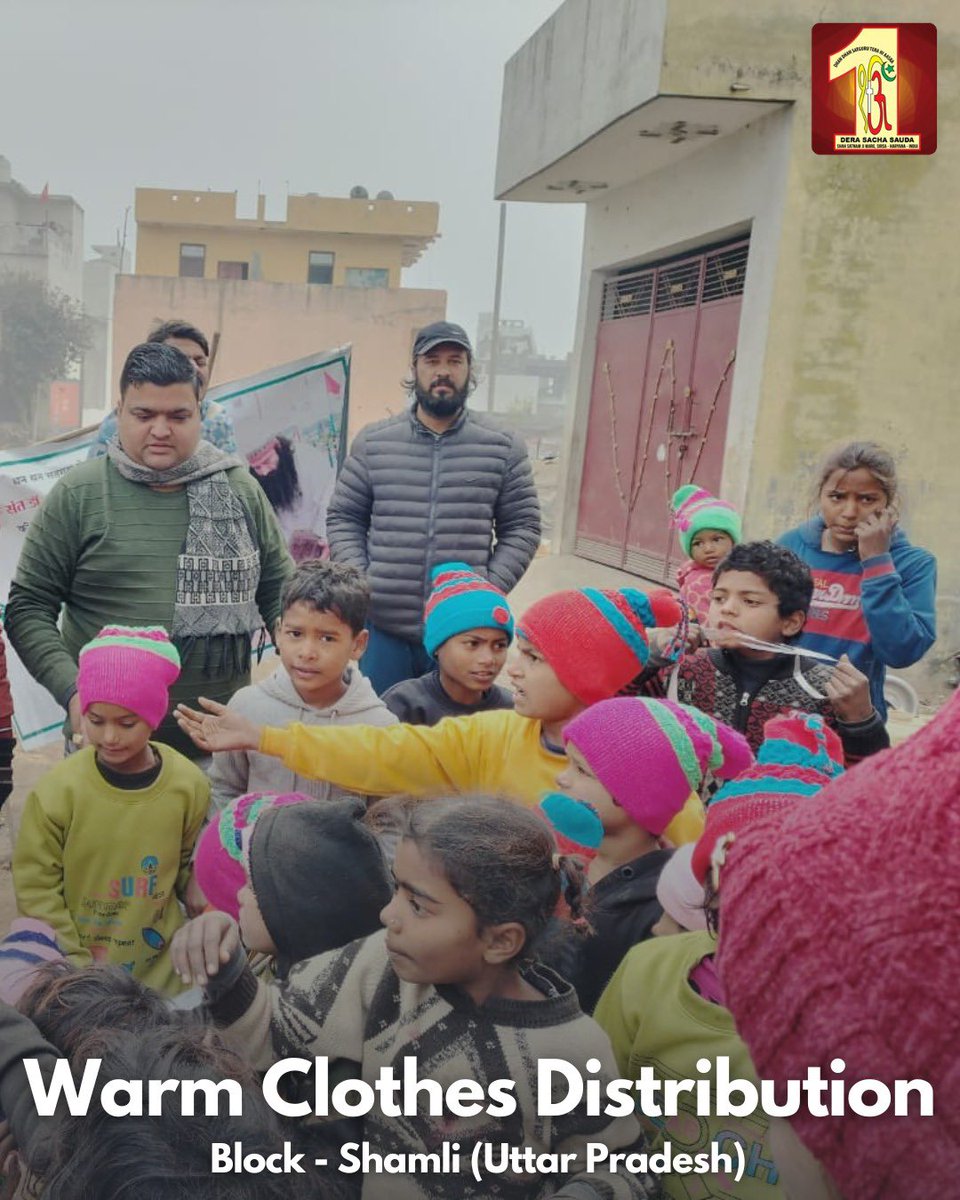 DSSNewsUpdates's tweet photo. Dera Sacha Sauda volunteers Shamli (Uttar Pradesh) are serving humanity. They're providing warm clothes, shoes, blankets and essentials to needy families. Let's join hands to spread warmth and compassion. #WinterWarmth #ClothBank #DeraSachaSauda https://t.co/LZuIEBgux2