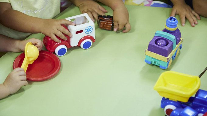 CCOOEducaMa's tweet photo. 🗞Familias y trabajadoras se oponen al cierre de la escuela infantil 'Colorín Colorado' de Madrid🔽
El cierre de la única escuela pública del barrio afectará a más de 60 familias y a las 20 trabajadoras, que perderán su empleo.
La Comunidad de Madrid alega que el centro "necesita una reforma estructural".

@ccoo en los medios @EPeducacion

La Escuela Infantil Colorín Colorado cerrará sus puertas el próximo curso, dejando al barrio de San Cristóbal (Chamartín) sin su única escuela infantil pública de forma indefinida. Informadas esta semana por la Comunidad de Madrid, las familias y trabajadoras afectadas ya han comenzado a movilizarse para evitar perder "el único servicio público que queda en el barrio", tal y como denuncia Ana Moreno, maestra de Colorín Colorado desde hace 14 años y delegada sindical.

Los afectados se están organizando para llevar a cabo distintas acciones de protesta. Por el momento, ya han conseguido una reunión con la consejería de Educación para el 8 de marzo. Y es que la escuela se llama 'Colorín Colorado', pero su cuento todavía no ha acabado.

👉🏼Más info:

https://t.co/vVLA8SgoWp