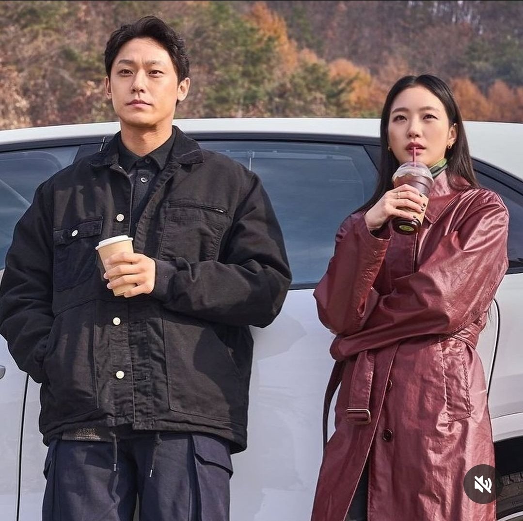 miamiumiw's tweet photo. I respect Hwa Rim and Bonggil relationship in this movie. Bonggil knows his role is important to make sure the rituals are in place and to protect his teacher. And Hwa rim need someone she can trust to be there for her in this journey. #Exhuma https://t.co/addJfyRBUa