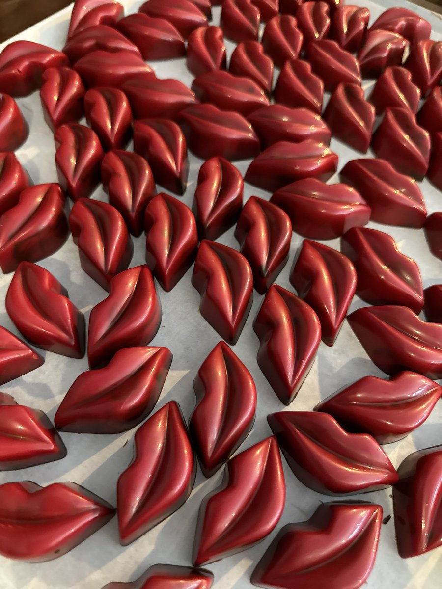 Dünyaca ünlü bir marka için kırmızı dudak şeklinde binlerce acı biberli çikolata üretiyoruz, sanırım bir süre kırmızı ruj falan görmek istemem 💋 <a href="/MakbushC/">Makbush Chocolatier</a>