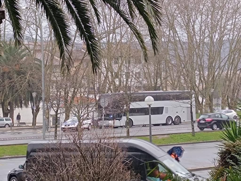 Autobús lleno de Ultras del PSG en behobia. Van todos de negro y encapuchados. La están liando.