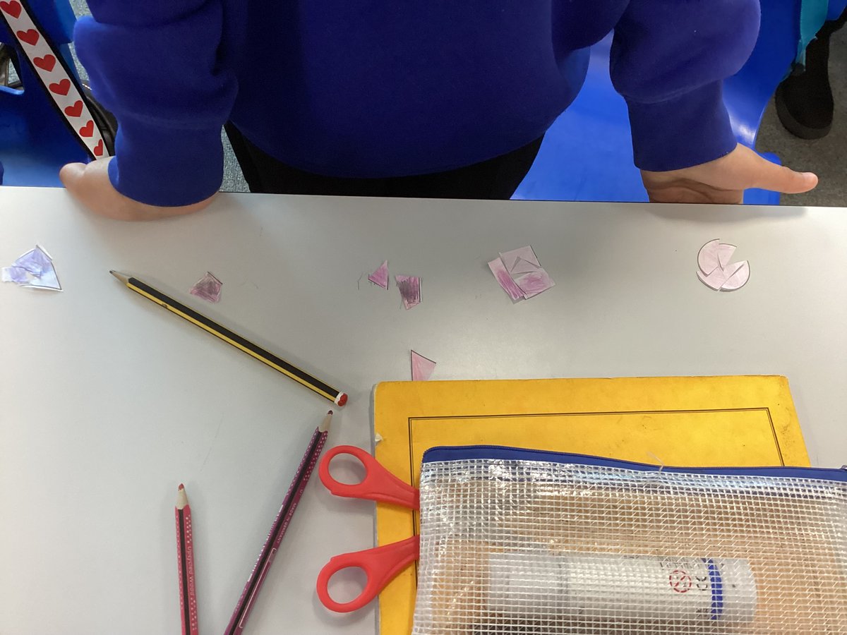 MinervaCLF's tweet photo. Year 4 loved learning about fractions by seeing how we could split shapes into a different number of parts. It was a great start to a new topic in maths. #cabotfederation https://t.co/8izUffarEs
