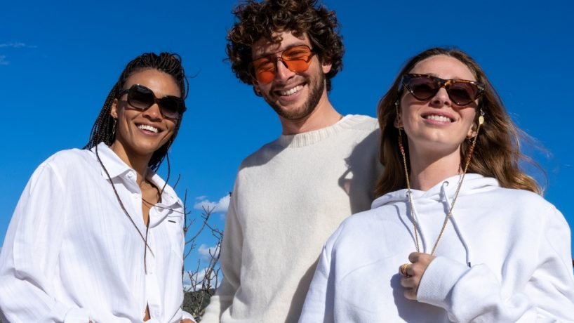 👓 100 millions de paires de lunettes inutilisées sommeilleraient chez nous. Les remettre en état et en circulation, c’est le créneau qu’ont investi plusieurs opticiens à travers la France à l'instar de Seecly, Lunettologie ou Lunettes de Zac. À lire ➡ cutt.ly/OwM8oRsO