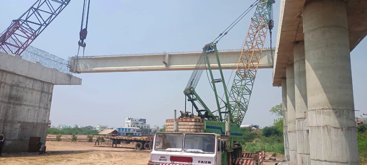 #MEIL is executing the #ReniguntaNadiuepta Road Project under the #BharatmalaPariyojana in #AndhraPradesh. In this image you can see, our teams launching a girder for a crucial Road Over Bridge.
#RoadProject #HighWay
