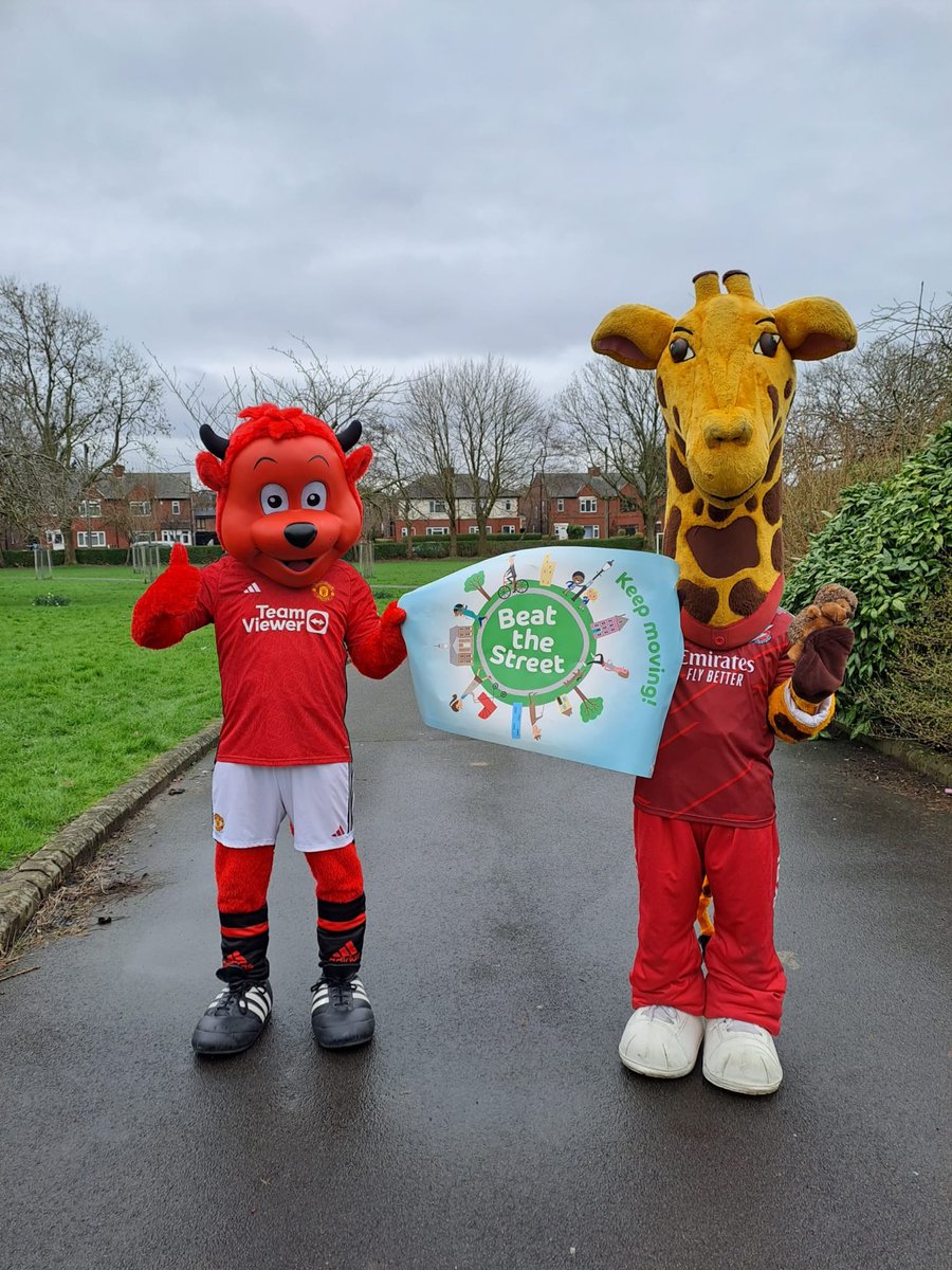 LancsCricketFDN's tweet photo. Lanky, Fred the Red and pupils from Seymour Park primary got active at the launch of #beatthestreet
In Trafford.
They used maps to find the beat boxes and collect points.

You can collect your card and map from Emirates Old Trafford amongst other distribution points. https://t.co/sJJyn1OYp9