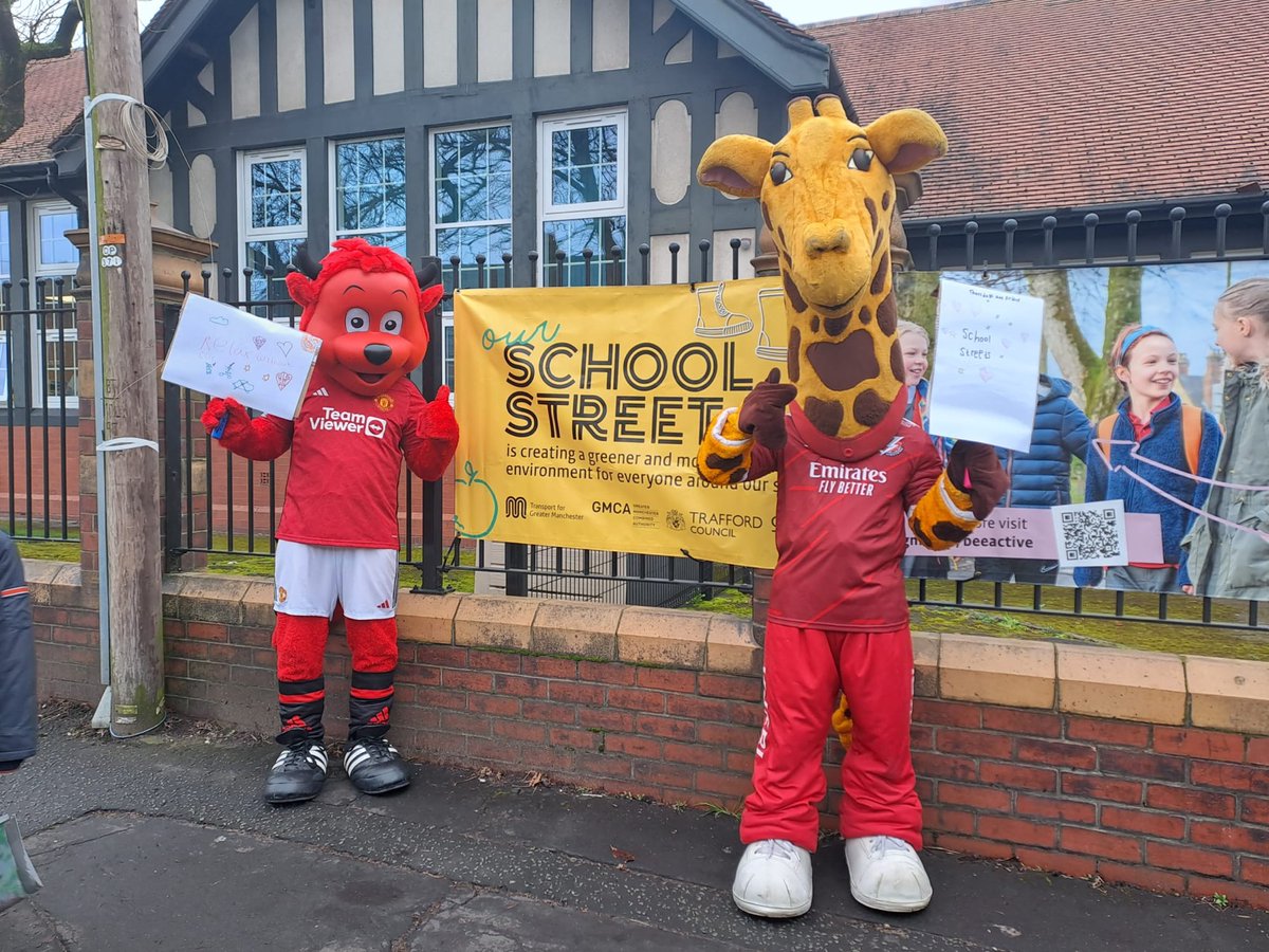 LancsCricketFDN's tweet photo. Lanky, Fred the Red and pupils from Seymour Park primary got active at the launch of #beatthestreet
In Trafford.
They used maps to find the beat boxes and collect points.

You can collect your card and map from Emirates Old Trafford amongst other distribution points. https://t.co/sJJyn1OYp9
