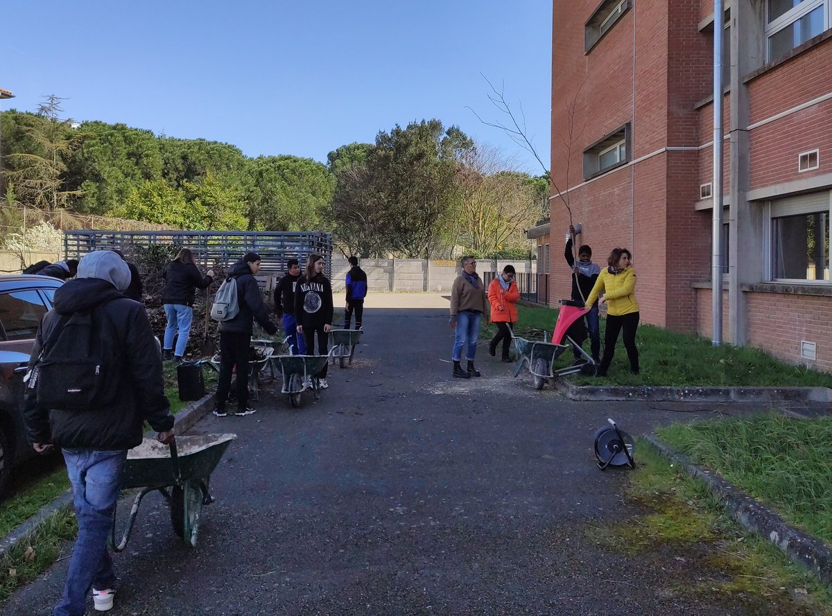 PannebP's tweet photo. Préparation du printemps @LycUrbainVitry
Utilisation du compost, préparation du paillage et première livraison de plantes 
Jardinage avec les éco délégués et élèves du DILP
@eddtoulouse @chescartin @Occitanie @MostafaFourar https://t.co/XBIL45fYpk