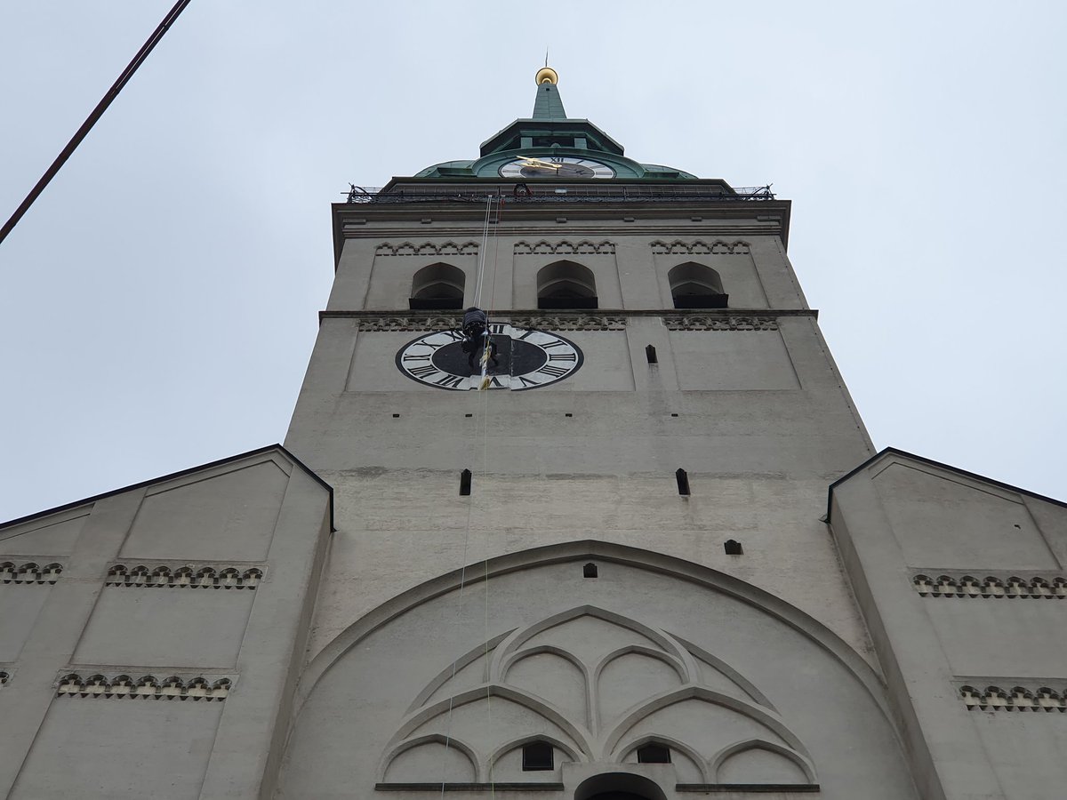 GrundnerBirgit's tweet photo. Gerade noch in der Sakristei vom Alten Peter #München, jetzt in schwindelerregender Höhe: die reparierten #Zeiger der #Turmuhr werden wieder installiert. @BR24 https://t.co/hwjCR82MF6