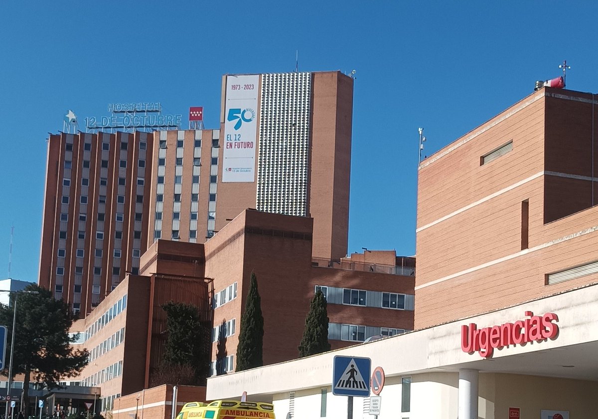 matsmadrid's tweet photo. Las urgencias del @hospital12Oct colapsadas. A las 9 de la mñn hay 48 pacientes pendientes de ingreso, 60 pacientes en el hueco de 42. No es la gripe la que colapsa,es la gestión de la @ComunidadMadrid ,no invierten en Atención primaria, y cierran camas para no contratar personal https://t.co/TgIttKo5ex