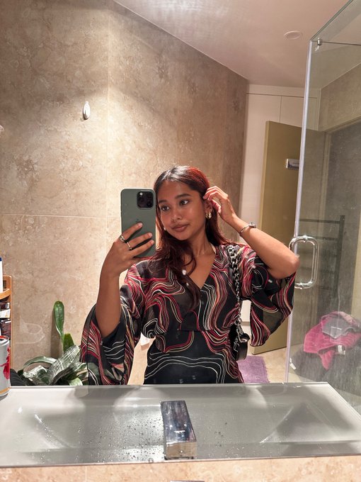 My mums top and her watch 😂 #petiteindian #desi https://t.co/JHFK9U59Lw<a href="/tag/petiteindian"class="tags">#petiteindian</a><a href="/tag/desi"class="tags">#desi</a>