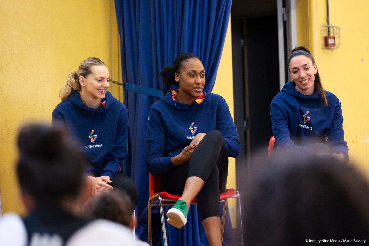 Sandrine Gruda (@sandrine_gruda) on Twitter photo Une parenthèse au <a href="/FCLasvelFeminin/">FCLyonASVELfeminin</a> s'est glissée dans mon agenda sportif.
Un moment comme je les aime à assouvir la curiosité d'une trentaine d'adolescentes.
#FCLyon #Asvelles #ASVELFeminin Une parenthèse au <a href="/FCLasvelFeminin/">FCLyonASVELfeminin</a> s'est glissée dans mon agenda sportif.
Un moment comme je les aime à assouvir la curiosité d'une trentaine d'adolescentes.
#FCLyon #Asvelles #ASVELFeminin
