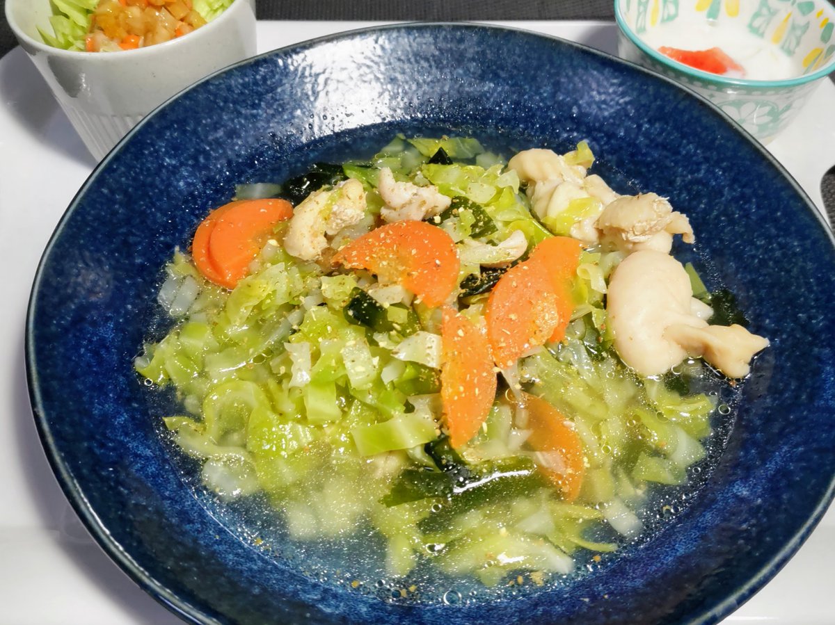 tes_per's tweet photo. 3/5夕食　キャベツと鶏皮の塩スープ  山椒風味
具をクタクタになるまで煮て、塩+みりん+山椒で味付け。
シンプルながら、鶏皮からの濃厚な旨味が山椒のピリッとした風味にマッチして美味しかったです😋 
エノキダケも隠れていますが食感goodでした😊 https://t.co/uGJiKAgGqz