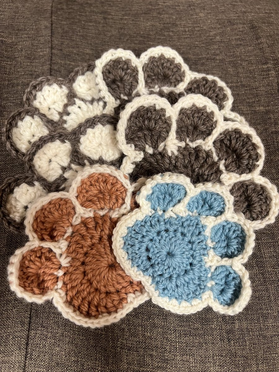 row_knitting's tweet photo. 固定用に更新✨
編み物作品集🧶
マフラー🧣コースター、巾着、小物入れ、バラ&amp;花のモチーフ、マスクフックなど色々🪡
 #編み物
 #ハンドメイド https://t.co/kdYftKdyxg