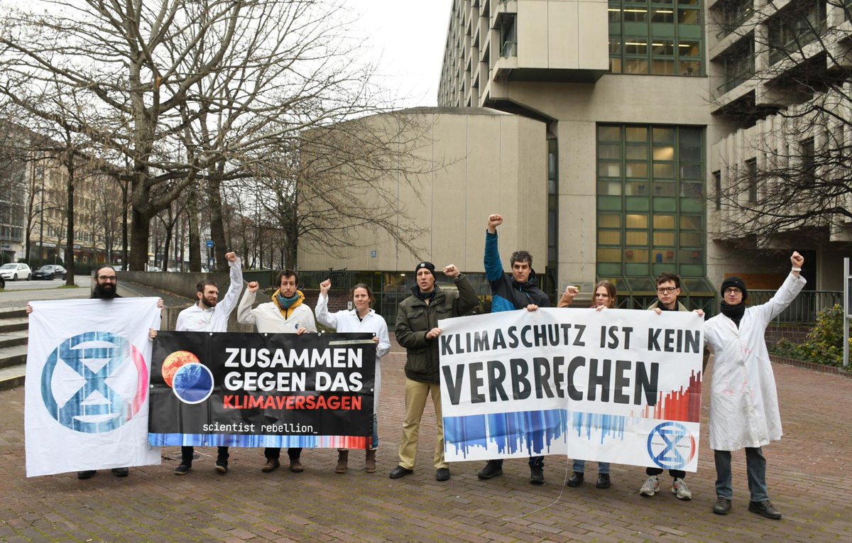 This morning, 6 members of @SciRebFr have entered the courthouse in Munich to face charges and fines of over 9000€ each, or jail time, for participating in peaceful protests to denounce the German government's inaction on the climate crisis.  

#ScientistsOnTrial
