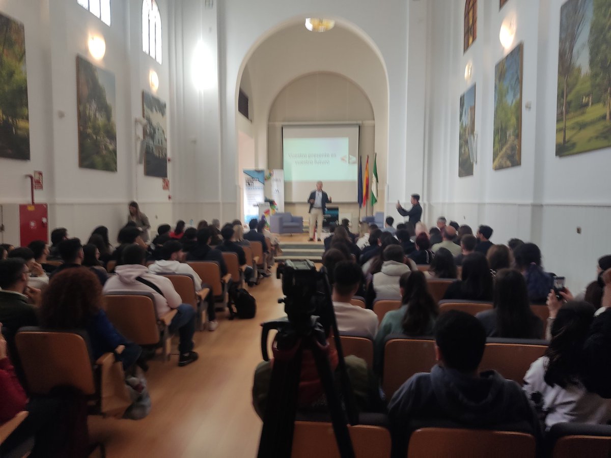 Los alumnos del proyecto PIM E+ del <a href="/IESPlayamar/">IES Playamar</a> Participando en el #megahackaton de #generacionfp <a href="/diverxiamlg/">Diverxia Consulting</a> en el precioso entorno de  <a href="/lanoria_mlg/">La Noria</a>  escuchando al super maquina <a href="/zapatero_/">Javier R Zapatero</a> . Enhorabuena a la organizacion.