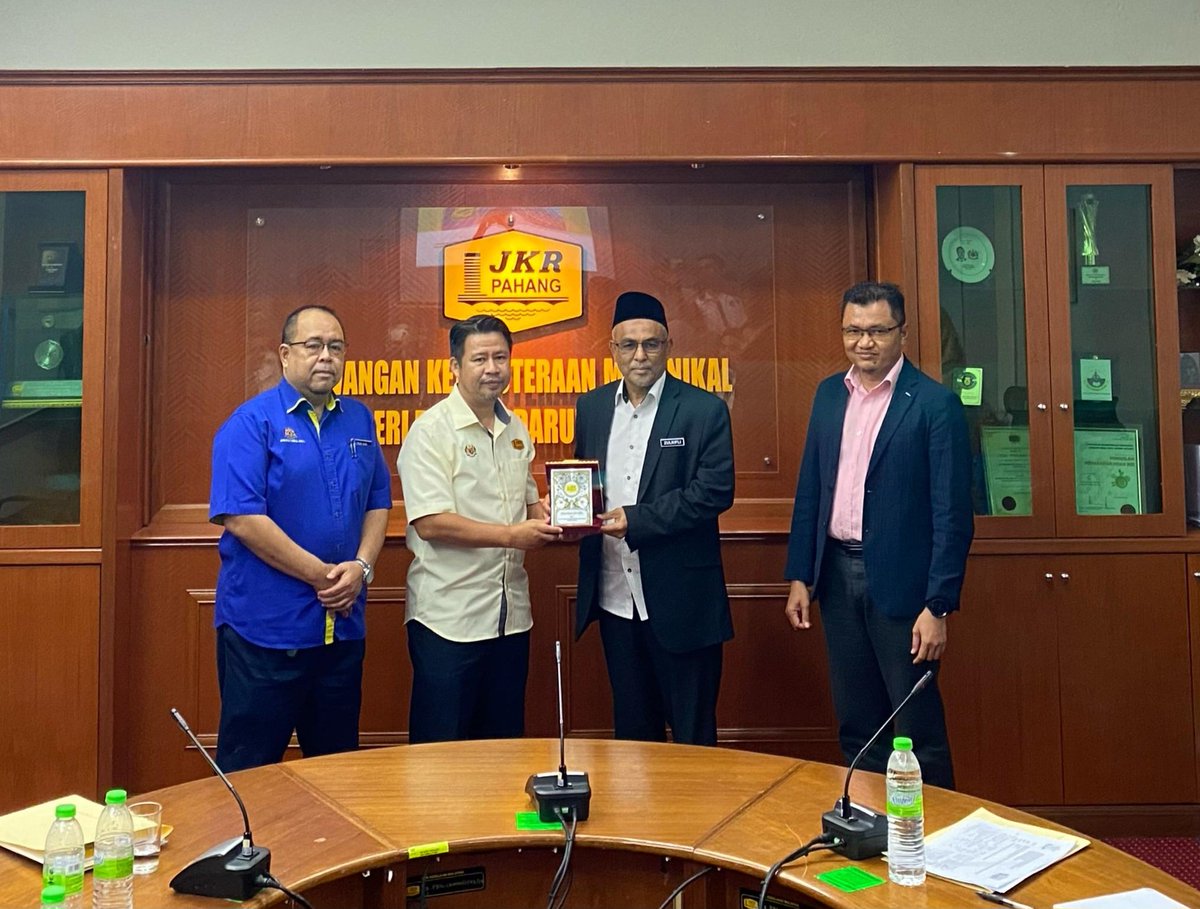 4 - 5/3/2024

Mesy semakan Prosidur Kerja woksyop utk proses senggaraan &amp; penilaian kenderaan Kerajaan.

Mesy disempurnakan oleh Tn Pengarah Kanan CKM <a href="/IrZulkifli3/">Ir Zulkifli Abdul Rashad</a> &amp; turut dihadiri Ir Zailani yg menjalankan tugas Pengarah Pakar CKM.

Dihadiri oleh semua wakil CKM Negeri.