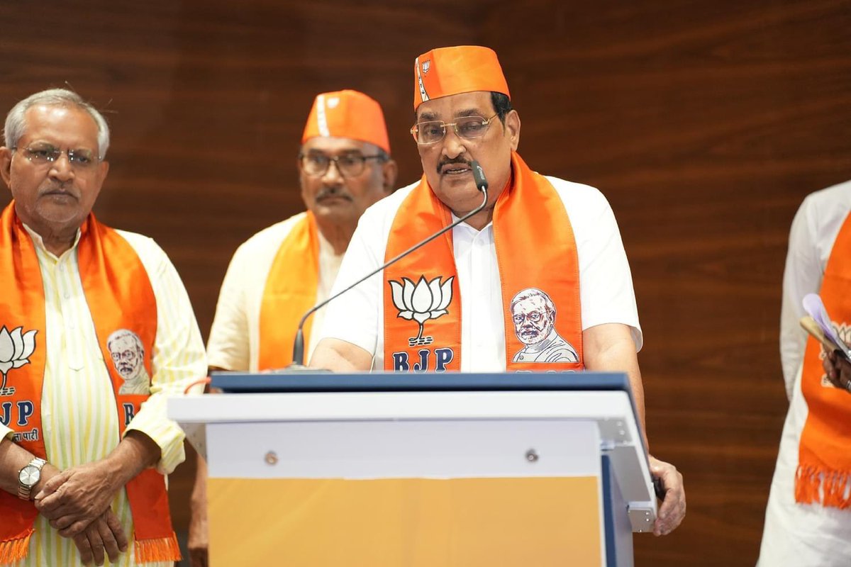 CRPaatil's tweet photo. મોદીનાં પરિવારમાં નવા સભ્યોને આવકાર….

આજે દેશ અને સમગ્ર દુનિયાને વિશ્વાસ છે કે મોદીની ગેરંટી એટલે કામ થવાની ગેરંટી !!! મોદી જે બોલે છે એ કરીને બતાવે છે-મોદીની આ ગેરંટી, મોદી પરનાં આ વિશ્વાસને કારણે મોદીનું પરિવાર ખૂબ વિશાળ છે અને વધુ વિશાળ બનતું જાય છે ! 

આજે કોંગ્રેસનાં પૂર્વ ધારાસભ્ય શ્રી અર્જુનભાઇ મોઢવાડિયા અને શ્રી અમરીશભાઇ ડેરને ભારતીય જનતા પાર્ટીનો ખેસ પહેરાવી પાર્ટીમાં જોડ્યા. 

#modikapariwar
#MainHoonModiKaParivar
#ModiKiGuarantee