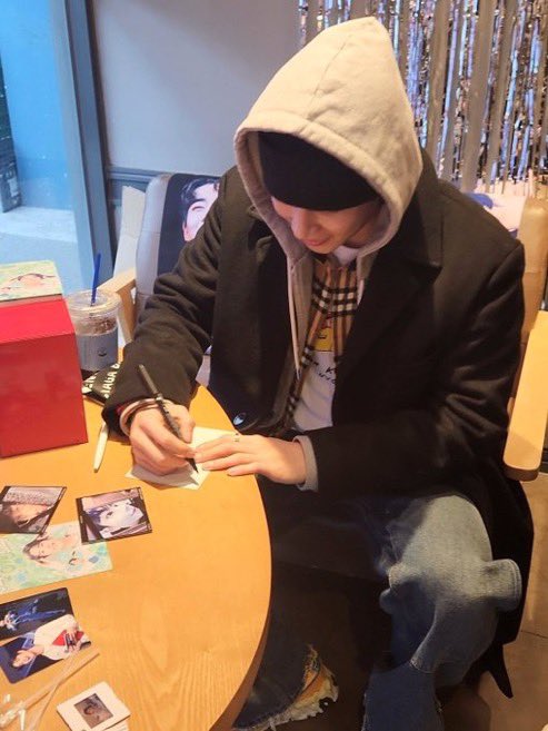 Estrella_Aroha's tweet photo. Mj going around visiting his birthday event cafes and buying coffee for arohas oh to be in Korea. He is such an absolute gem https://t.co/WWxnLvOMRG