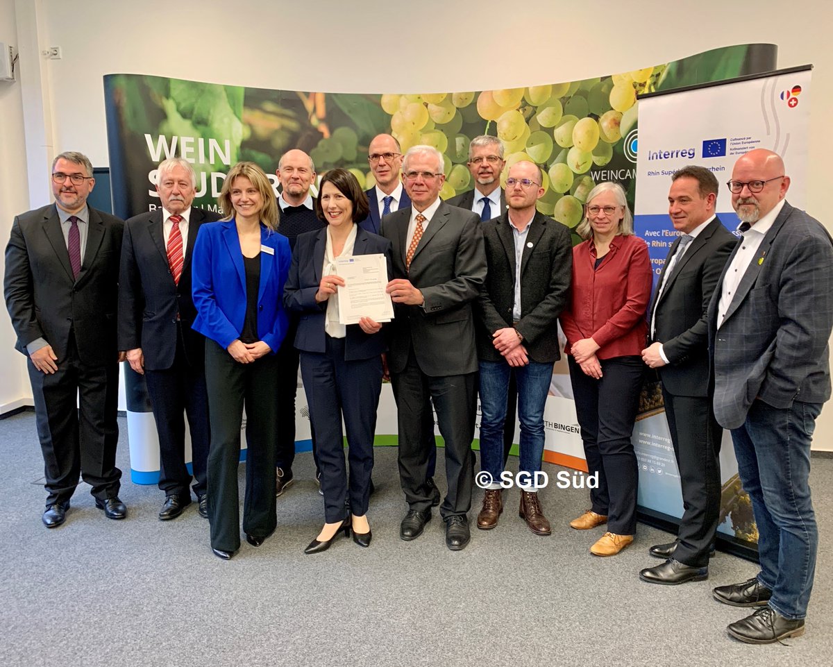 🍇SGD Süd-Präsident <a href="/HannesKopf/">Hannes Kopf</a> beglückwünscht das DLR Rheinpfalz zum Start des berufsintegrierenden Masterstudiengangs Weinbau &amp; Oenologie am Weincampus Neustadt. Staatsministerin Daniela Schmitt überreichte die <a href="/InterregRSOR/">Interreg Rhin Supérieur | Oberrhein 🇫🇷 🇩🇪 🇨🇭</a> Förderzusage über 1,7 Millionen Euro.🍷
<a href="/MWVLW_RLP/">MWVLW_RLP</a>