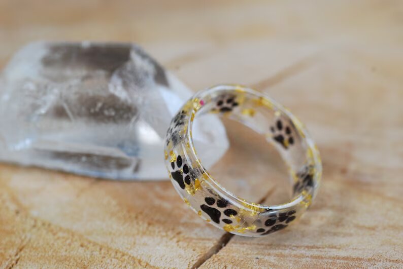 MerchSolidario's tweet image. ¡Consigue tu anillo de epoxi con forma de patita y ayuda a los animales! 🐶🐱 Por cada venta, 2€ van a una protectora que tú eliges en el sorteo mensual. 💍 Entra en nuestra bio y hazte con el tuyo. #AnilloSolidario #AmorAnimal #JoyeriaConCausa