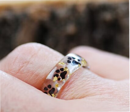 MerchSolidario's tweet image. ¡Consigue tu anillo de epoxi con forma de patita y ayuda a los animales! 🐶🐱 Por cada venta, 2€ van a una protectora que tú eliges en el sorteo mensual. 💍 Entra en nuestra bio y hazte con el tuyo. #AnilloSolidario #AmorAnimal #JoyeriaConCausa