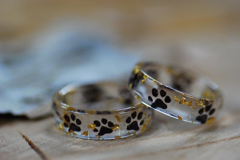 MerchSolidario's tweet image. ¡Consigue tu anillo de epoxi con forma de patita y ayuda a los animales! 🐶🐱 Por cada venta, 2€ van a una protectora que tú eliges en el sorteo mensual. 💍 Entra en nuestra bio y hazte con el tuyo. #AnilloSolidario #AmorAnimal #JoyeriaConCausa