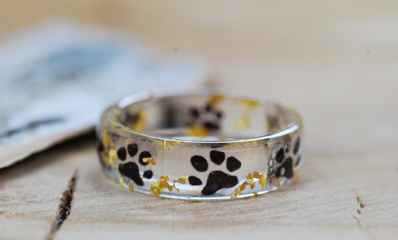MerchSolidario's tweet image. ¡Consigue tu anillo de epoxi con forma de patita y ayuda a los animales! 🐶🐱 Por cada venta, 2€ van a una protectora que tú eliges en el sorteo mensual. 💍 Entra en nuestra bio y hazte con el tuyo. #AnilloSolidario #AmorAnimal #JoyeriaConCausa