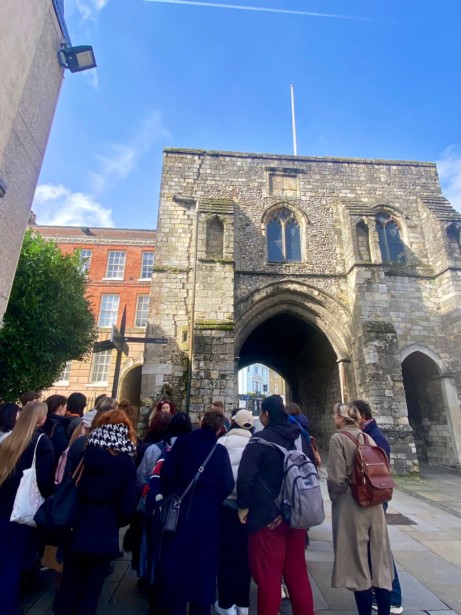 Yesterday @AlicePurk & I took our #HeritagePathway cohort to Winchester to explore digital heritage through @878Winchester, an immersive attraction combining video game content with live acting, museum objects & panel displays. Huge thanks to the @HantsCulture team for hosting us