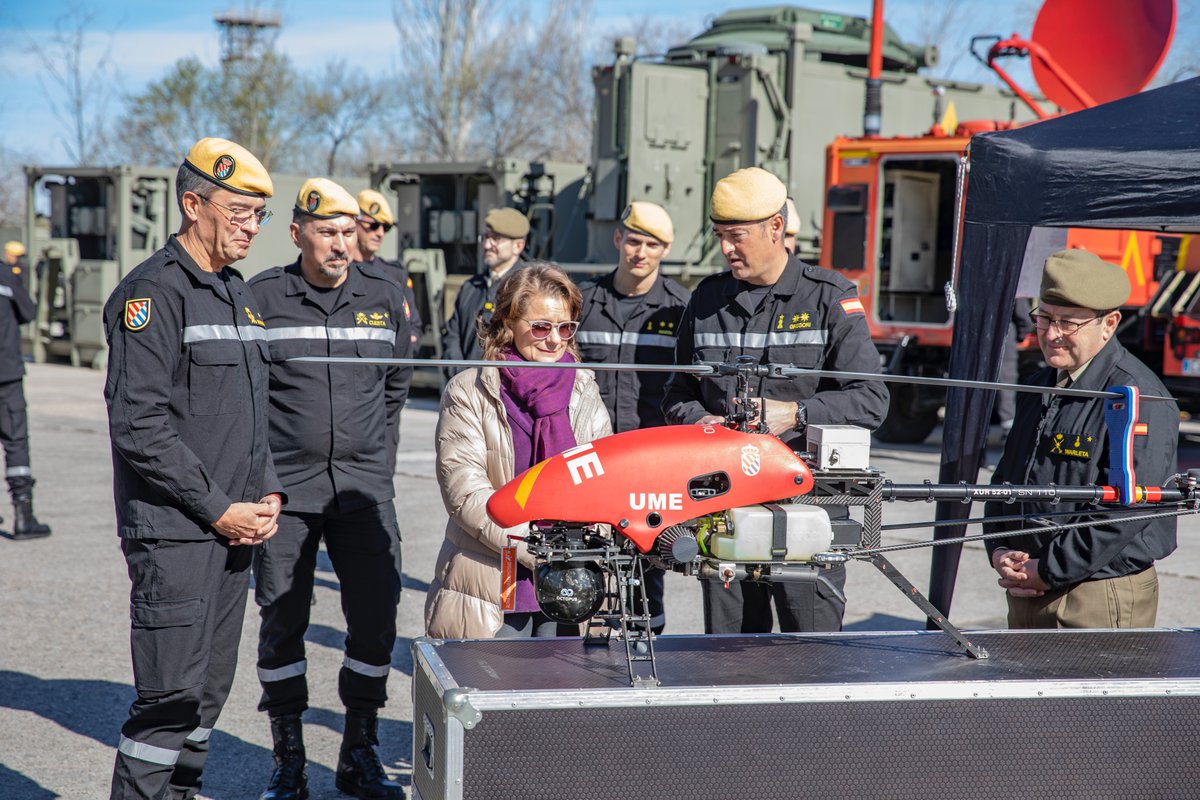 Defensagob's tweet image. ➡️ La subsecretaria de @Defensagob, Adoración Mateos, ha visitado esta mañana la @umegob. Allí ha mantenido una reunión de trabajo con el general Jefe y ha asistido a una exposición de drones #BTUME y de la formación que imparte la Escuela Militar de Emergencias #EMES.
