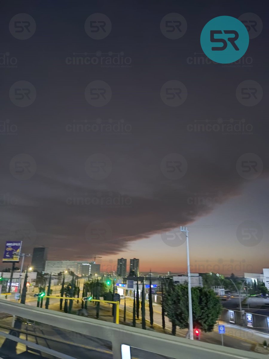 laredcincoradio's tweet photo. 🌫️ || No es neblina, es ceniza cayendo en zona del CCU y Valsequillo. #LaRedCincoRadio https://t.co/OeegA1lfZd