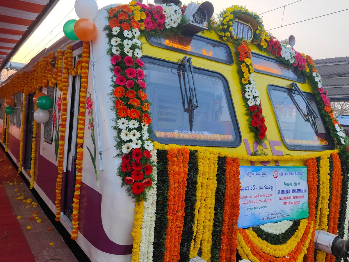RailMinIndia's tweet photo. Decked up in colourful flowers, the Ghatkesar-Lingampalli New MMTS Train Service departs for its inaugural run from Ghatkesar Station, Telangana.

#RailInfra4Telangana https://t.co/8A0JtiUNge