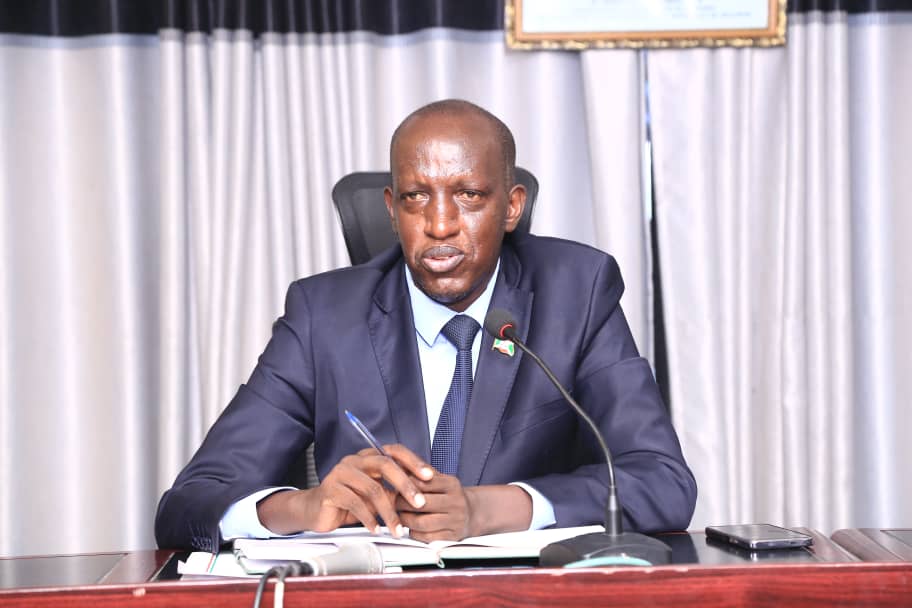 agasumonews's tweet image. #Burundi:Twipfuza ko kugera mu kwezi kwa gatanu ama Dosiye yose yoba yararyamye ari mu bushikiranganji bw'abakozi n'akazi kwazoba yatunganijwe.Ivyo bikaba bishikirizwa na #Venuste_MUYABAGA arongoye @MFPTE_bdi aho yari yagendeye abakozi ba @MairieBuja kuri uyu wa 5/3/2024.