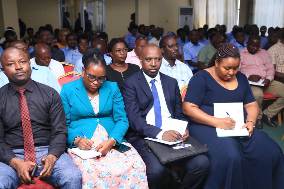 agasumonews's tweet image. #Burundi:Twipfuza ko kugera mu kwezi kwa gatanu ama Dosiye yose yoba yararyamye ari mu bushikiranganji bw'abakozi n'akazi kwazoba yatunganijwe.Ivyo bikaba bishikirizwa na #Venuste_MUYABAGA arongoye @MFPTE_bdi aho yari yagendeye abakozi ba @MairieBuja kuri uyu wa 5/3/2024.