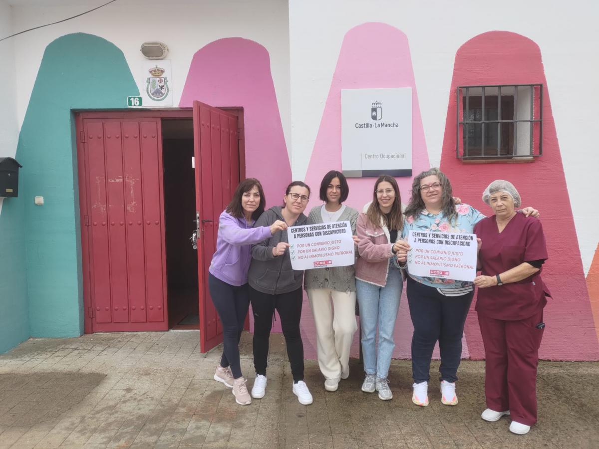FECCOOCLM's tweet photo. 🙋♀️Movilizaciones de #CCOO en CLM por un convenio digno en el sector de discapacidad.
➕Por un convenio justo
➕Por un salario digno
➕NO al inmovilismo patronal
💪PARTICIPA
#ConvenioJustoDiscapacidad https://t.co/8xqw0oxQFO