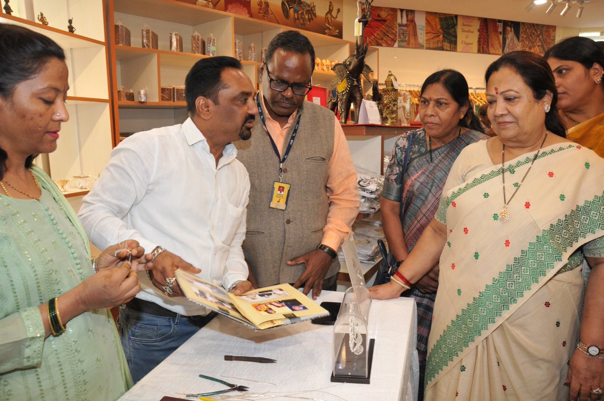 sjmhyd's tweet photo. Cottage Emporium was inaugurated at the Salar Jung Museum, Hyderabad today by Smt. Darshana Jardosh, Hon’ble Minister of State for Textiles & Railways, Government of India. (1/2)
#SalarJungMuseum #AmritMahotsav #CottageEmporium #museumwalk https://t.co/gJrA1CJyv5