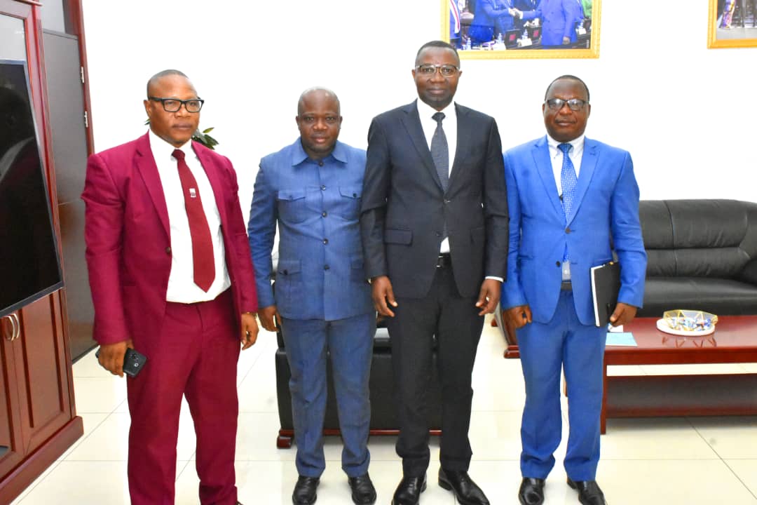BNongambe's tweet photo. 🔴RDC :   En marge du Colloque :  "QUELLE GOUVERNANCE POUR LES 5 ANNEES A VENIR". la délégation de l'Association des professeurs de l'Université de Kinshasa #APUKIN conduite par le Prof David LUBO était reçue auprès du Doctorant Julien PALUKU K, retenu parmi les récipiendaires. https://t.co/oQevJ4afeP