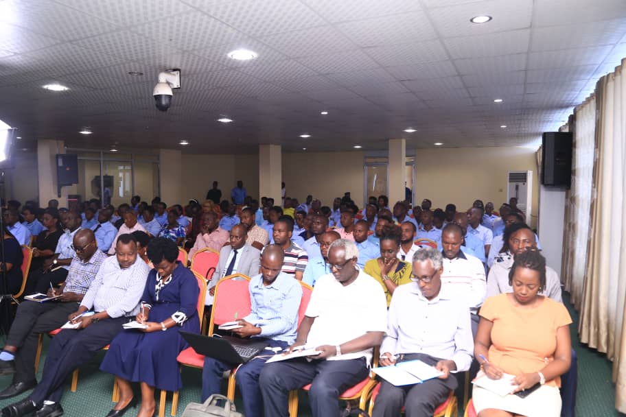 agasumonews's tweet image. #Burundi:Mu nama ariko aragirisha #Venuste_MUYABAGA akaba yasiguye ko abakozi ba #Leta bagengwa n'ubushikiranganji bw'abakozi ko batevye guhembwa akab ari mu ntumbero yo gukuraho ibirarane ariko ko batanguye guhembwa kuva kuri uyu  4/3 babandanya kandi guhembwa kuri uyu 5/3/2024.