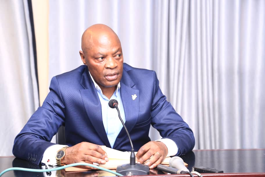 agasumonews's tweet image. #Burundi:Mu nama ariko aragirisha #Venuste_MUYABAGA akaba yasiguye ko abakozi ba #Leta bagengwa n'ubushikiranganji bw'abakozi ko batevye guhembwa akab ari mu ntumbero yo gukuraho ibirarane ariko ko batanguye guhembwa kuva kuri uyu  4/3 babandanya kandi guhembwa kuri uyu 5/3/2024.