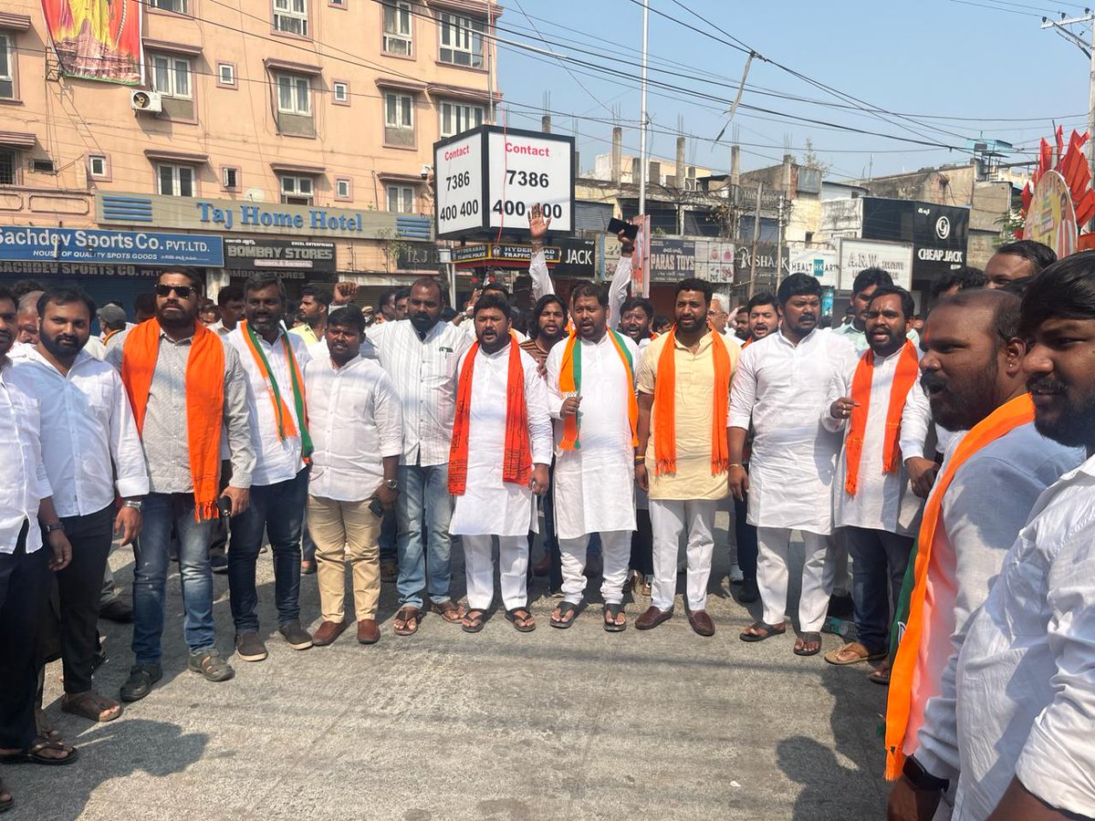 mahendersevalla's tweet photo. భారత ప్రధాని శ్రీ నరేంద్ర మోడీ గారు భాగ్యనర్ పర్యటన సందర్భంగా సికింద్రాబాద్ మహంకాళి అమ్మవారిని దర్శించుకువడంతో పాటు bjp కార్యకర్తలకు కనిపించి అభివాదం చేయడం జరిగింది.
@BJP4India @BJP4Telangana @BJYM @BJYMinTS @kishanreddybjp @JPNadda @AmitShah https://t.co/I6QcjTSmgC
