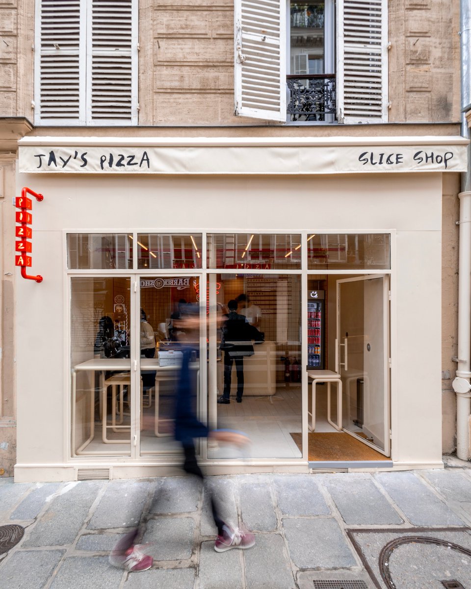 ParisBouge's tweet image. Avec Jay's Pizza, la pizza new-yorkaise a son adresse à Paris. Lire la suite : parisbouge.com/restaurants #newyorkpizza #nypizza #nystylepizza #newyorkstylepizza #pizzanyc #pizzaparis #bestpizza #restaurant #restaurantparis #restaurantphotography #paris10