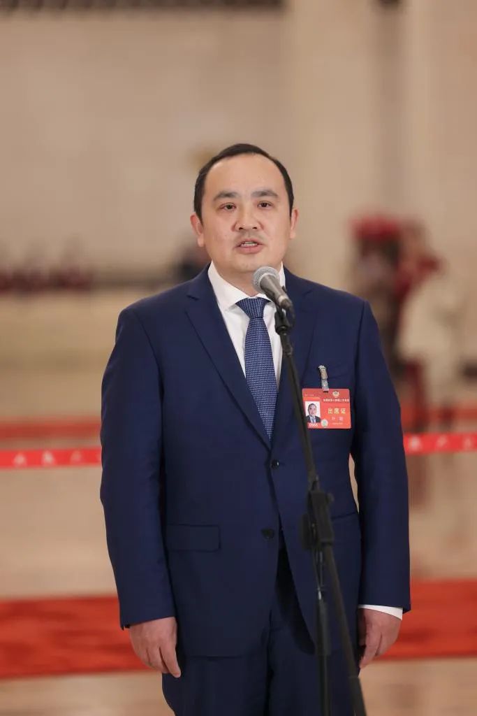 【这条消息会让有些人不爽】全国政协委员叶聪介绍说，“奋斗者”号四年来完成了230多次下潜，其中深度超过万米的达25次，32人到达万米海底开展作业，持续刷新万米深潜人次纪录；“蛟龙”号、“深海勇士”号、“奋斗者”号三台潜水器累计下潜超过1100次，近三年全球一半以上的载人深潜任务由它们完成。