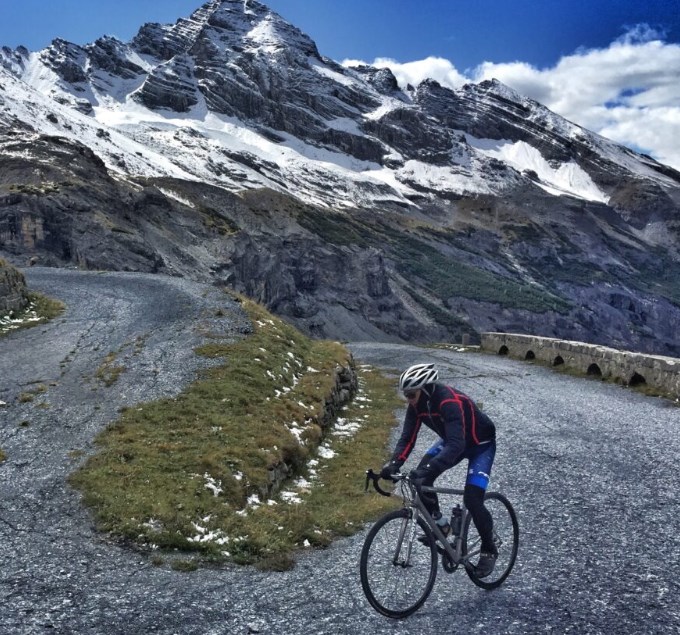 WHO USES ALTITUDE TRAINING? WHAT SPORTS AND ACTIVITIES DOES IT HELP?🧐
Altitude training is for anyone looking to improve; whether amateur, professional, or enthusiast. Almost all top athletes in endurance sports employ altitude training. Typical sports include running, cycling.