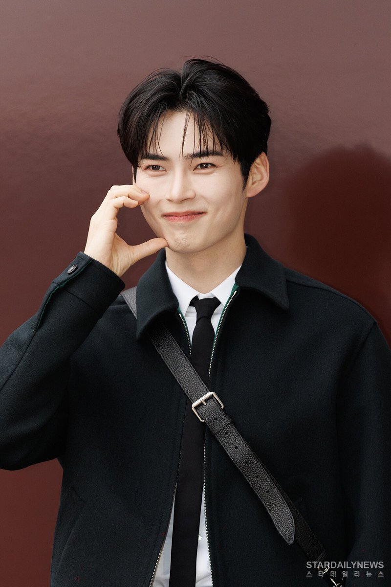 ZEROBASEONE's Sung Hanbin at Gucci Ancora pop-up store.